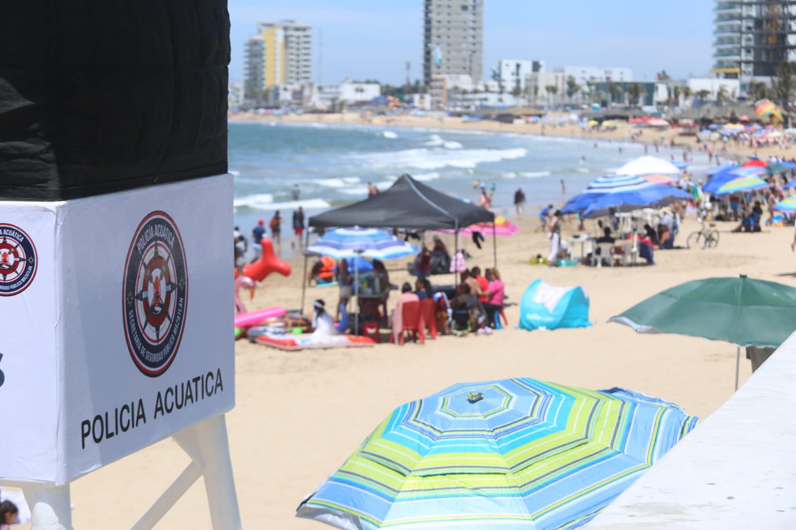 $!Disfrutan miles de personas de las playas de Mazatlán este Jueves Santo