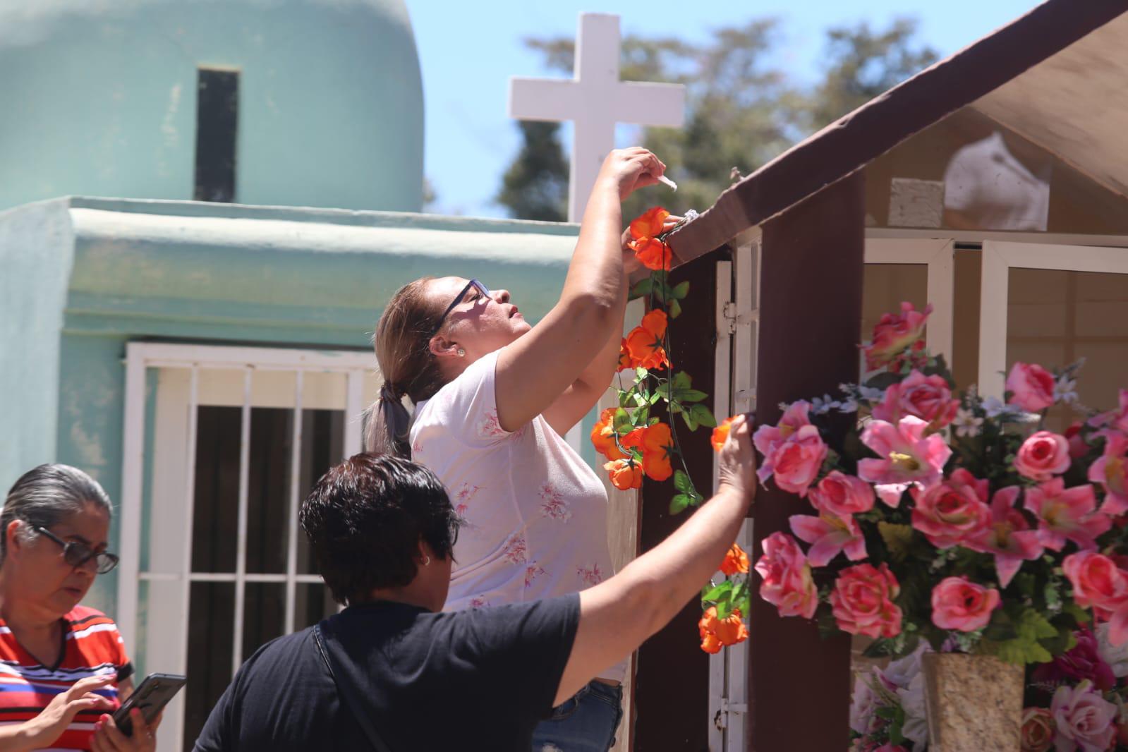 $!Acuden centenares de personas a panteones de Mazatlán el Día de las Madres