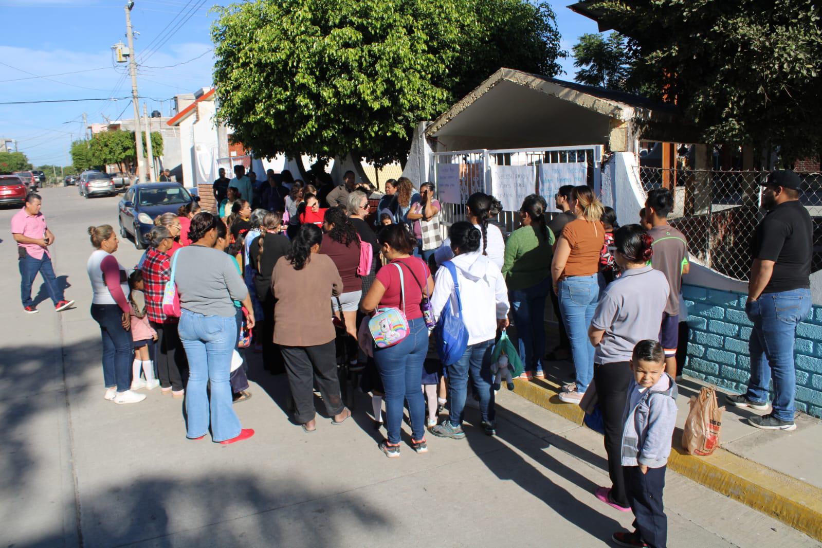 $!Bloquean padres de familia preescolar de Rosario en demanda de dos aulas