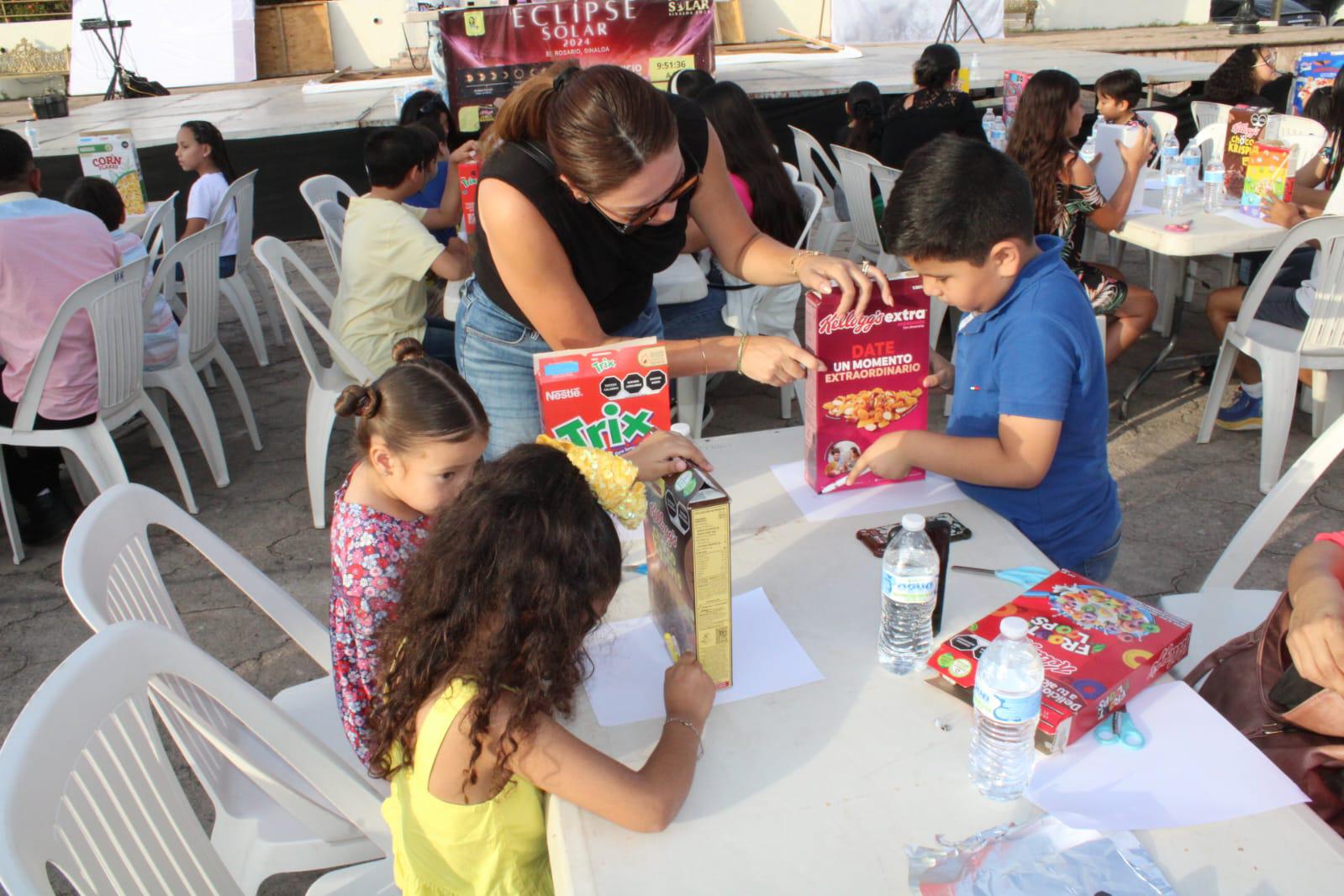 $!Divulgadora científica ofrece taller de creación de visor de eclipse a niños de Rosario