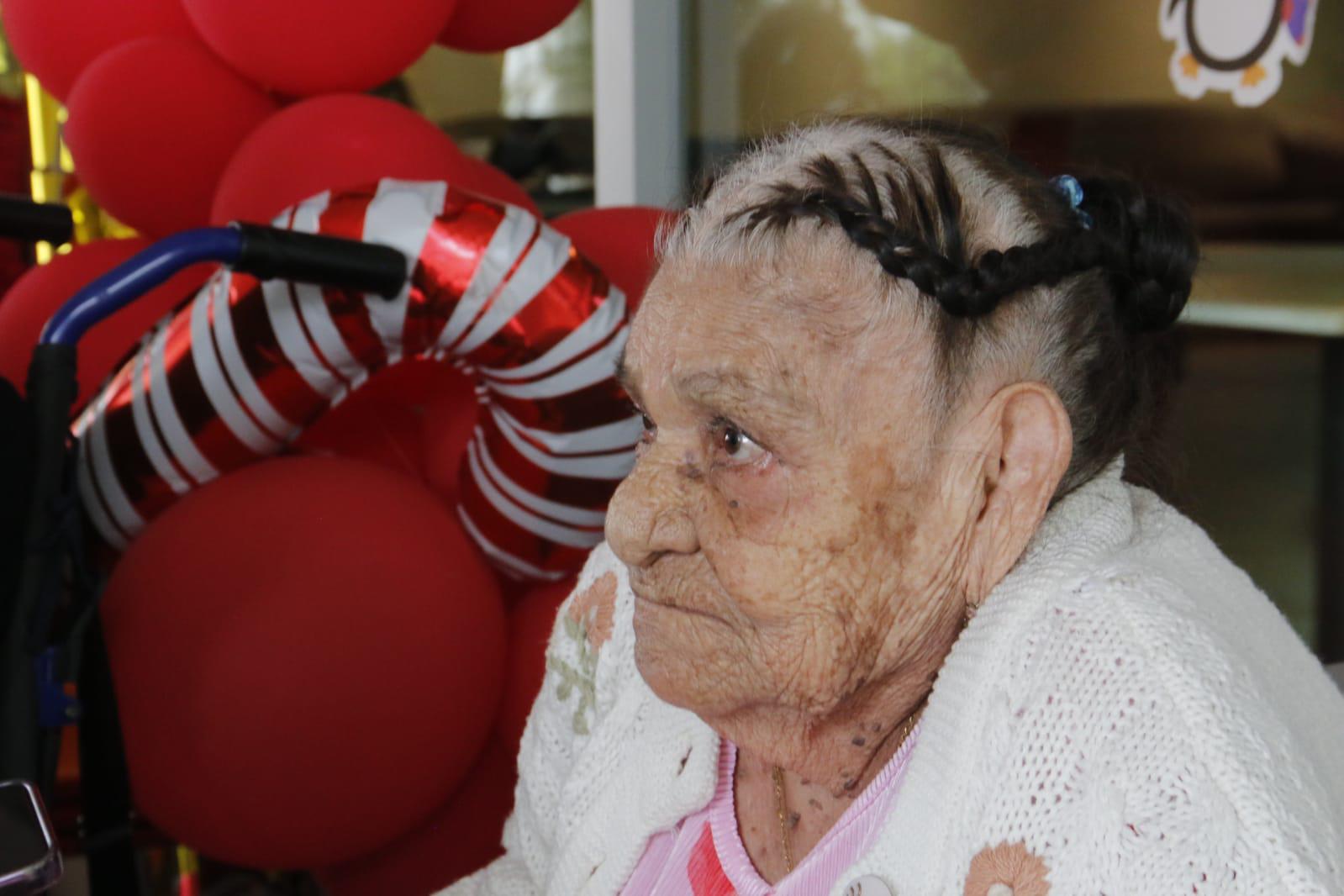 $!Abuelitos de Casa del Carmen, en Culiacán, celebran Navidad