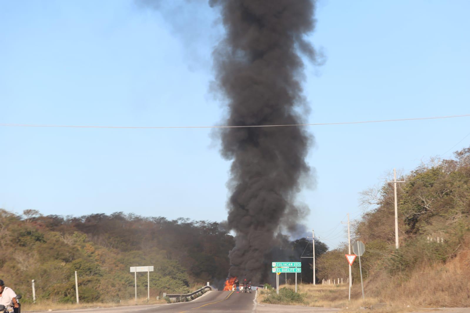$!Queman vehículos y bloquean paso a la altura de El Habal; están cerrados los accesos y salidas a Mazatlán
