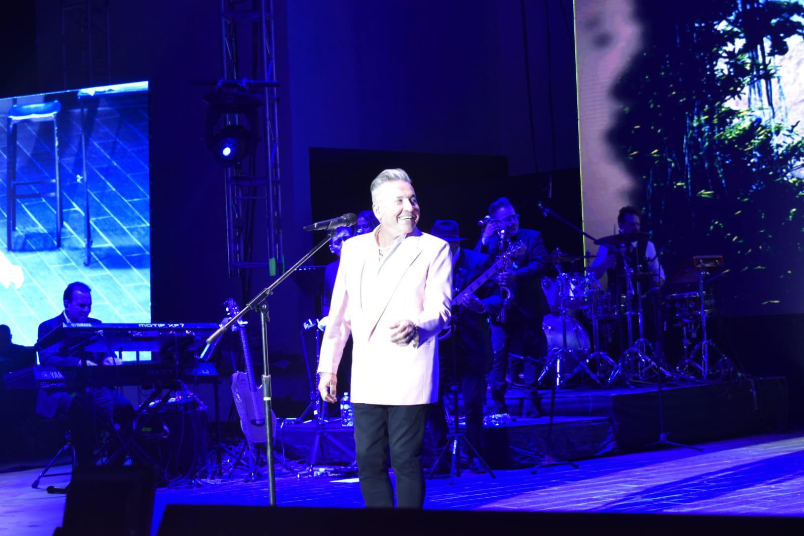 $!Montaner lleva a los sinaloenses a ‘la cima del cielo’, en su concierto