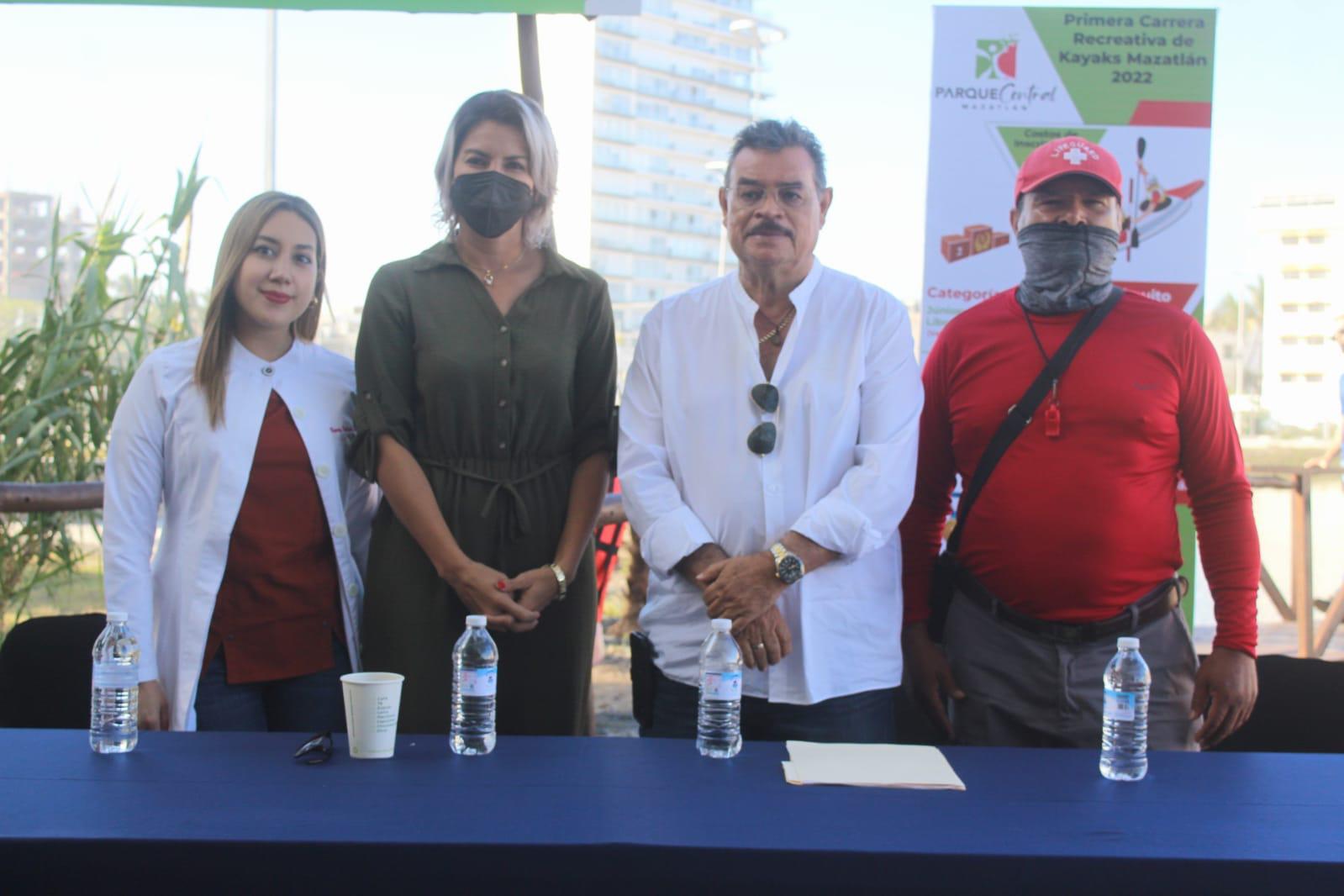 $!Se arma Primera Carrera Recreativa de Kayaks, en el Parque Central de Mazatlán