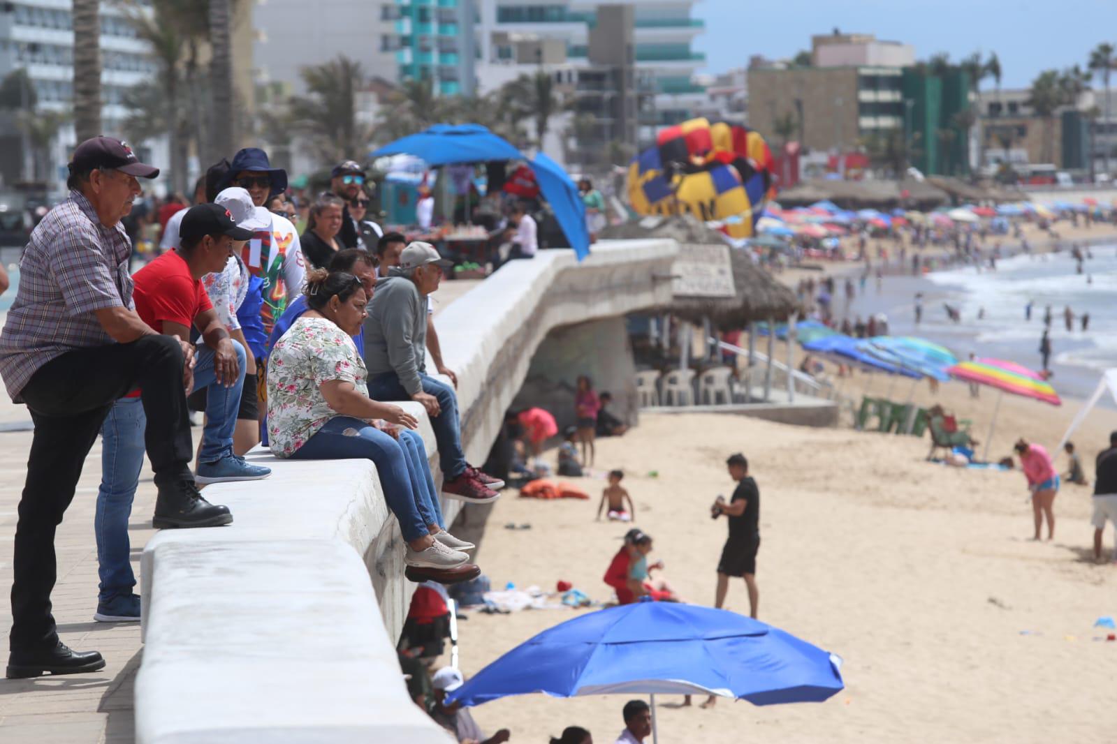 $!Disfrutan miles de personas de las playas de Mazatlán este Jueves Santo