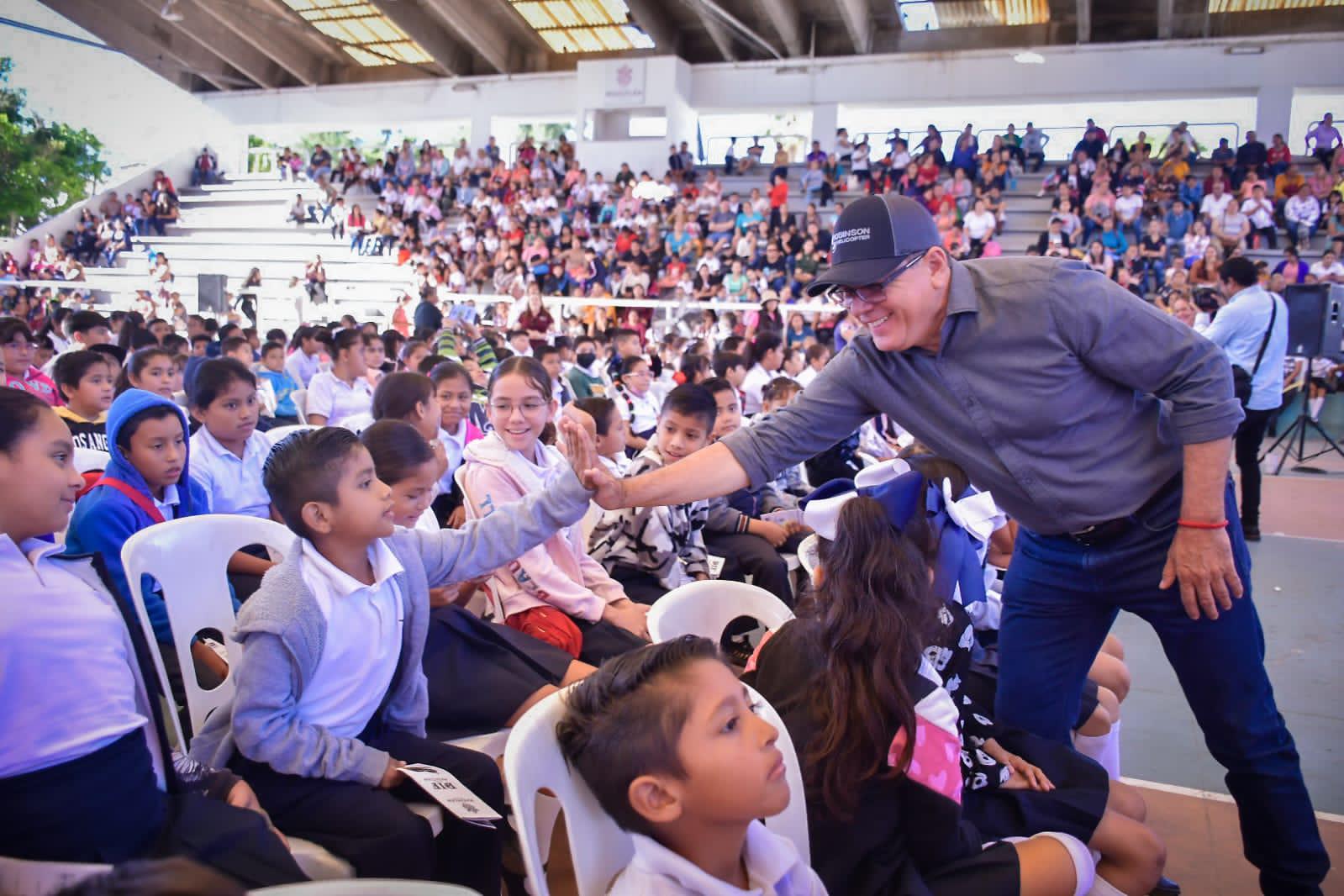 $!Entregan becas Probec a 2 mil 500 niñas y niños de primaria de Mazatlán