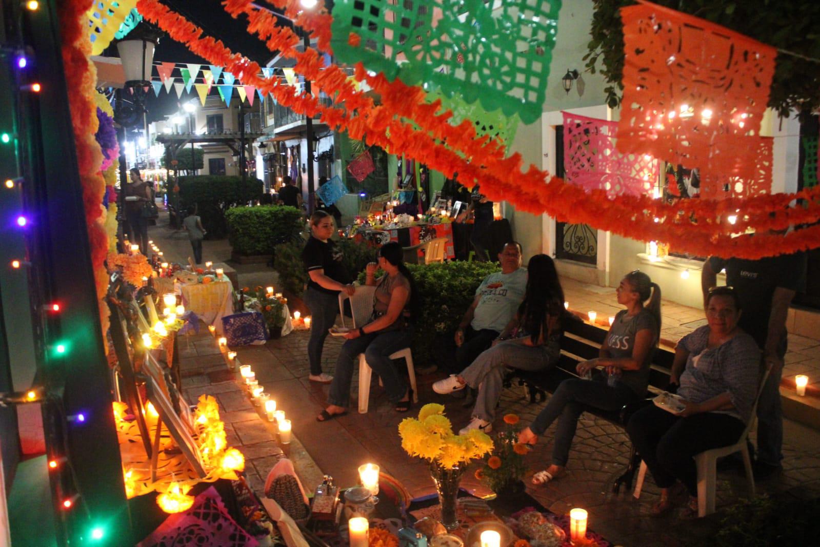 $!El Callejón 22 de diciembre, en Rosario, realiza su tradicional velada de altares de muertos