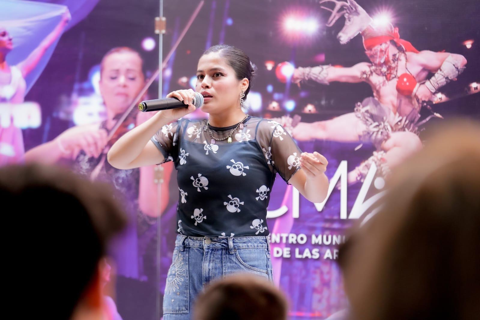 $!Ingrid inició su participación con el cuento “Mentiras Verdaderas”.