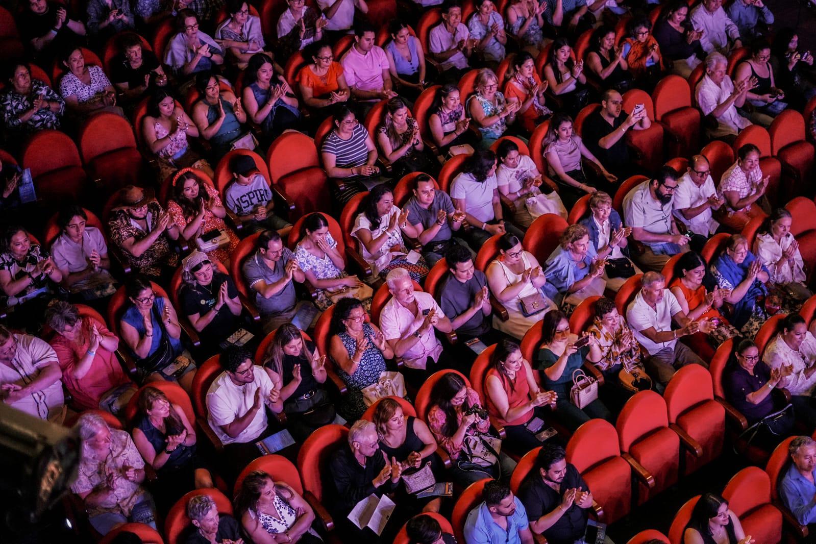 $!El público se emocionó con la majestuosidad de la obra.