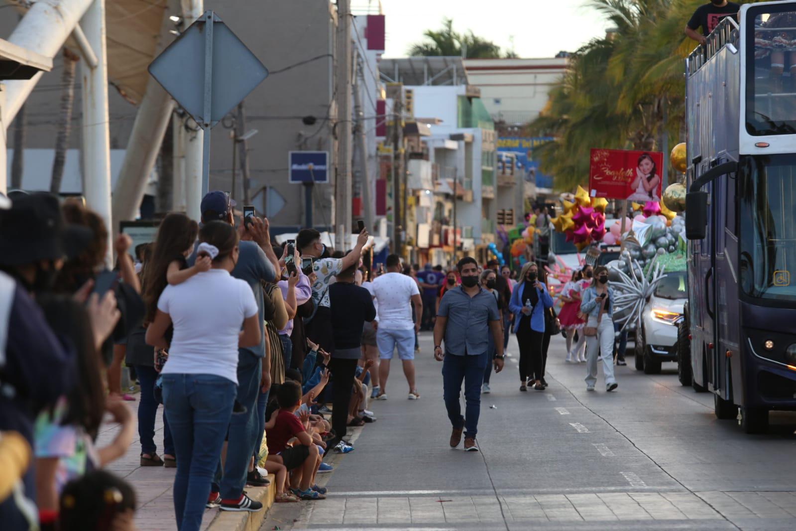 $!El malecón de Mazatlán se viste de Carnaval, banda y alegría