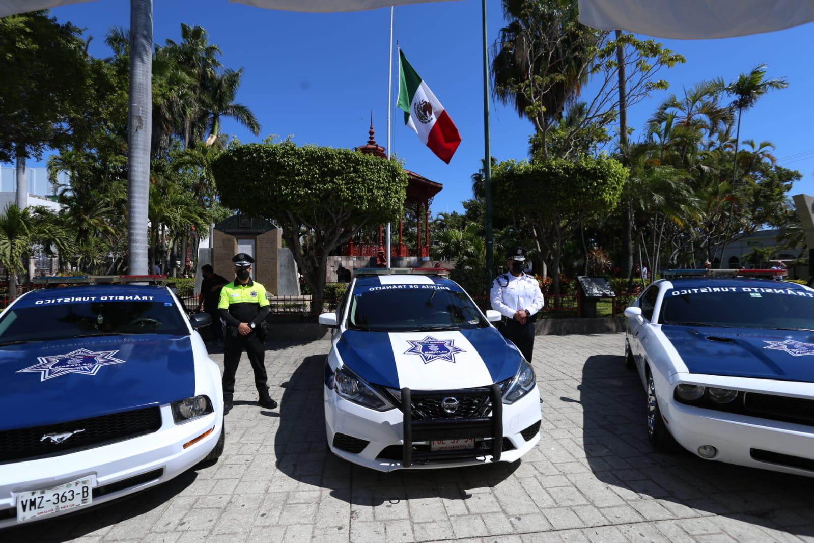 $!Gobierno de Mazatlán entrega tres vehículos al Capta y Tránsito Municipal
