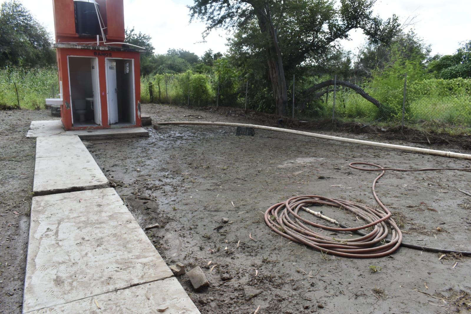 $!Madres de familia rescatan de entre el lodo la primaria de sus hijos cada vez que llueve, en Mocorito