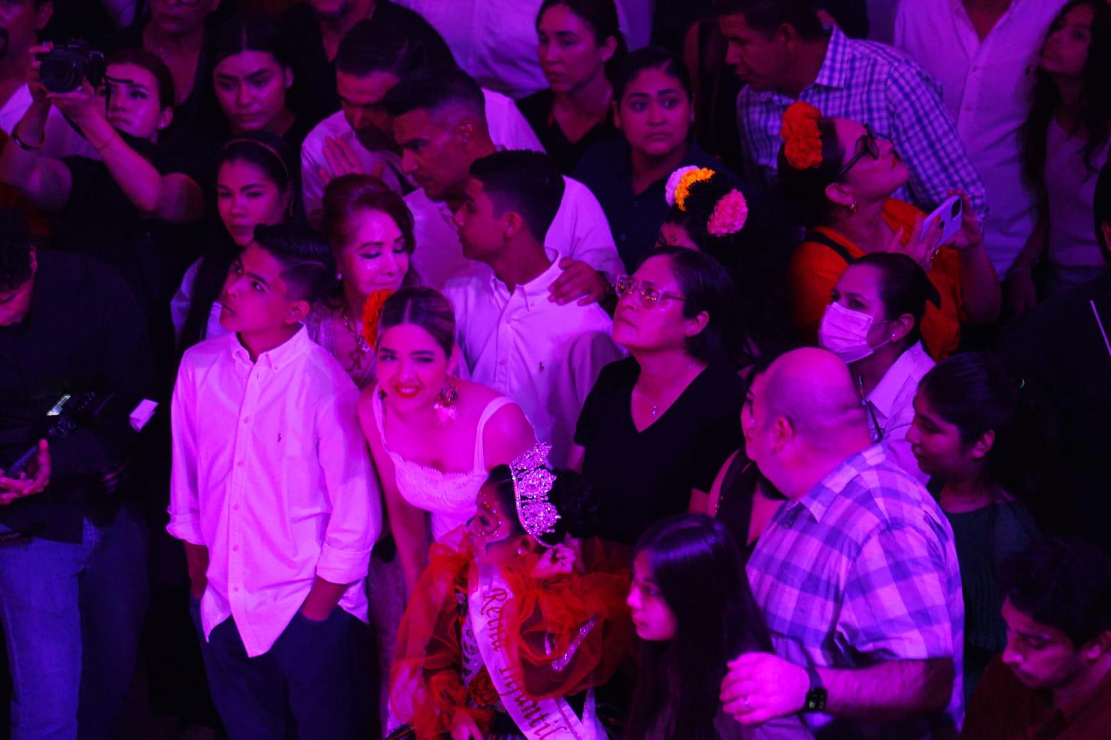 $!La Alcaldesa Estrella Palacios disfruta del recorrido en el interior del teatro Ángela Peralta.