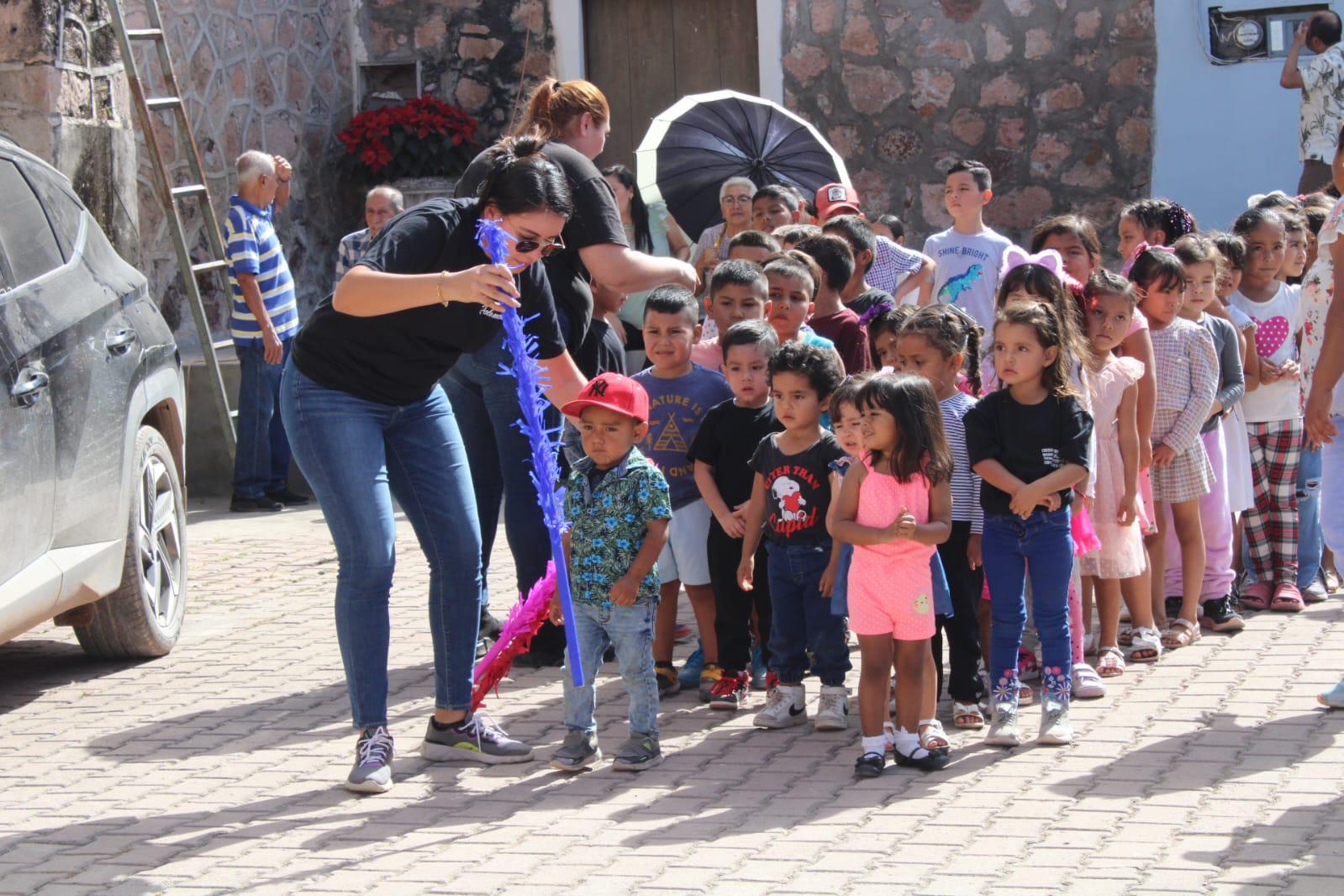 $!Comparten pastel y piñata monumental por el 493 aniversario del Mestizaje en Chametla