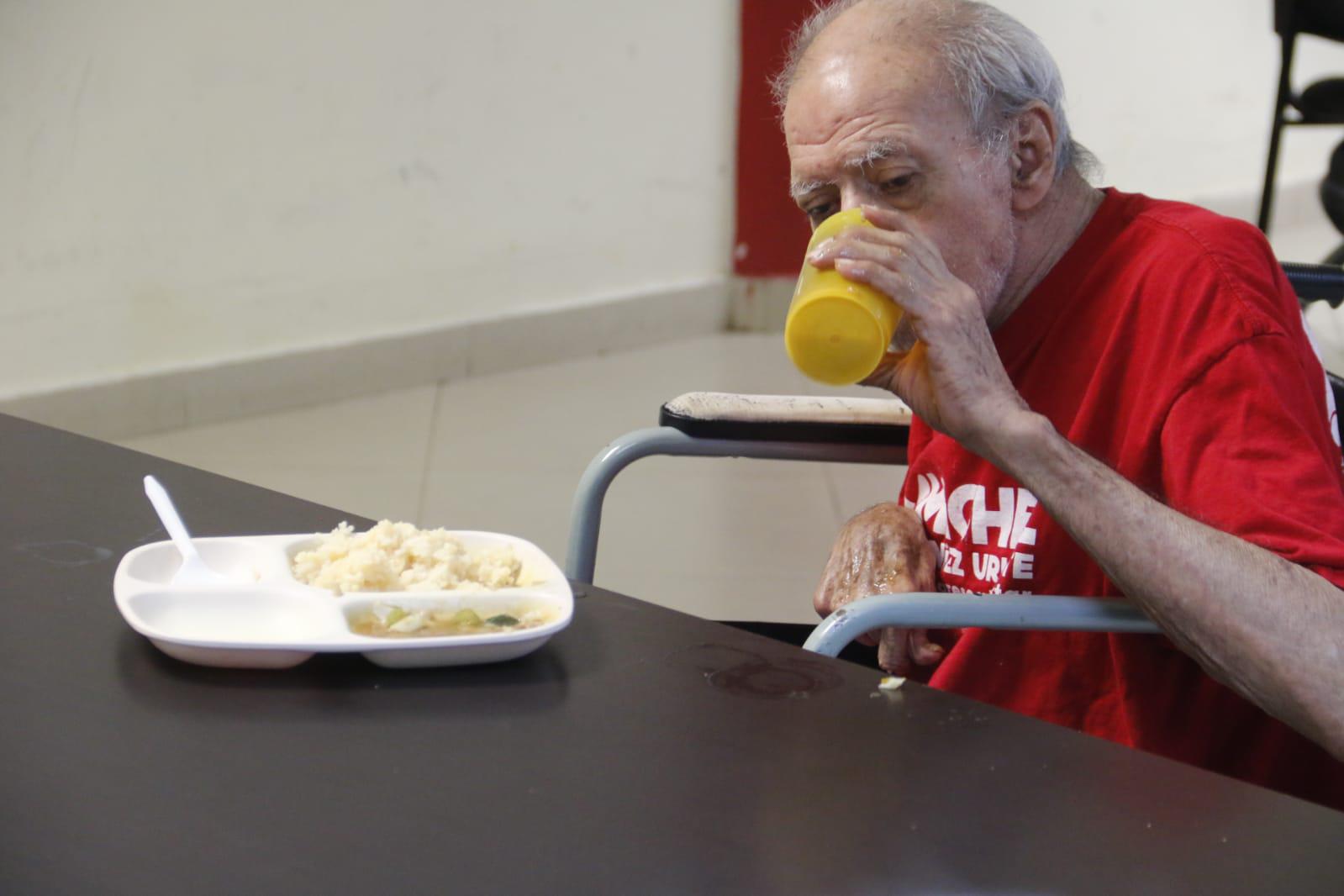$!Celebran Navidad abuelitos del Centro Gerontológico del DIF en Culiacán