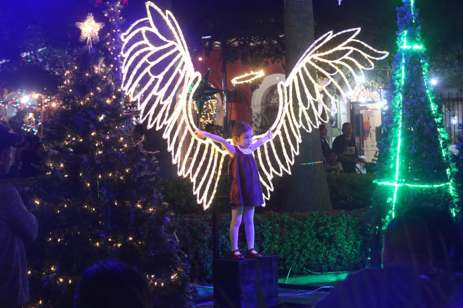 $!Encienden Iluminación Navideña en la Plazuela Machado