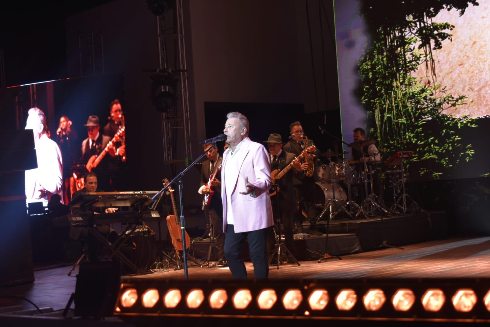 $!Montaner lleva a los sinaloenses a ‘la cima del cielo’, en su concierto