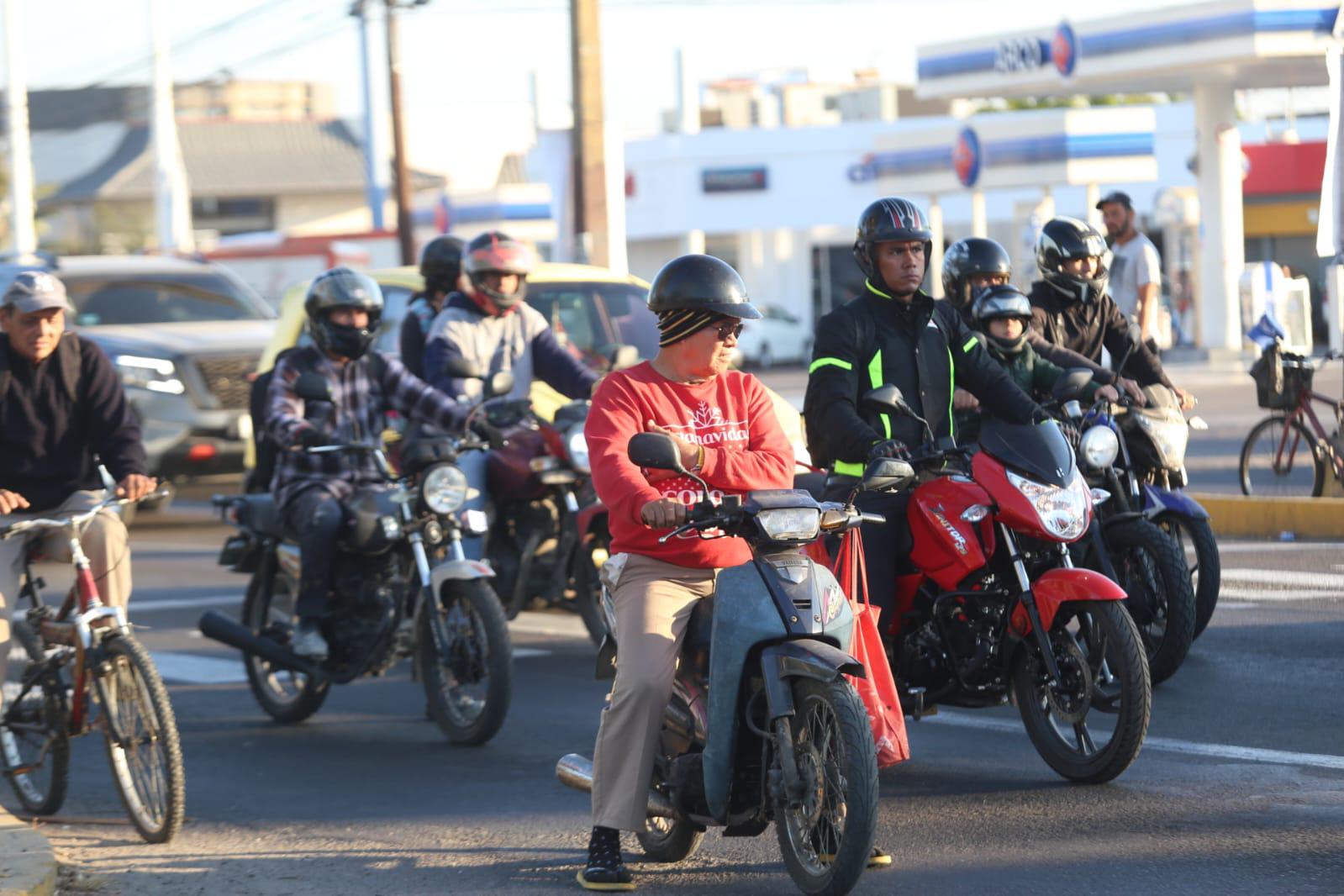 $!En Mazatlán, la gente sale abrigada.