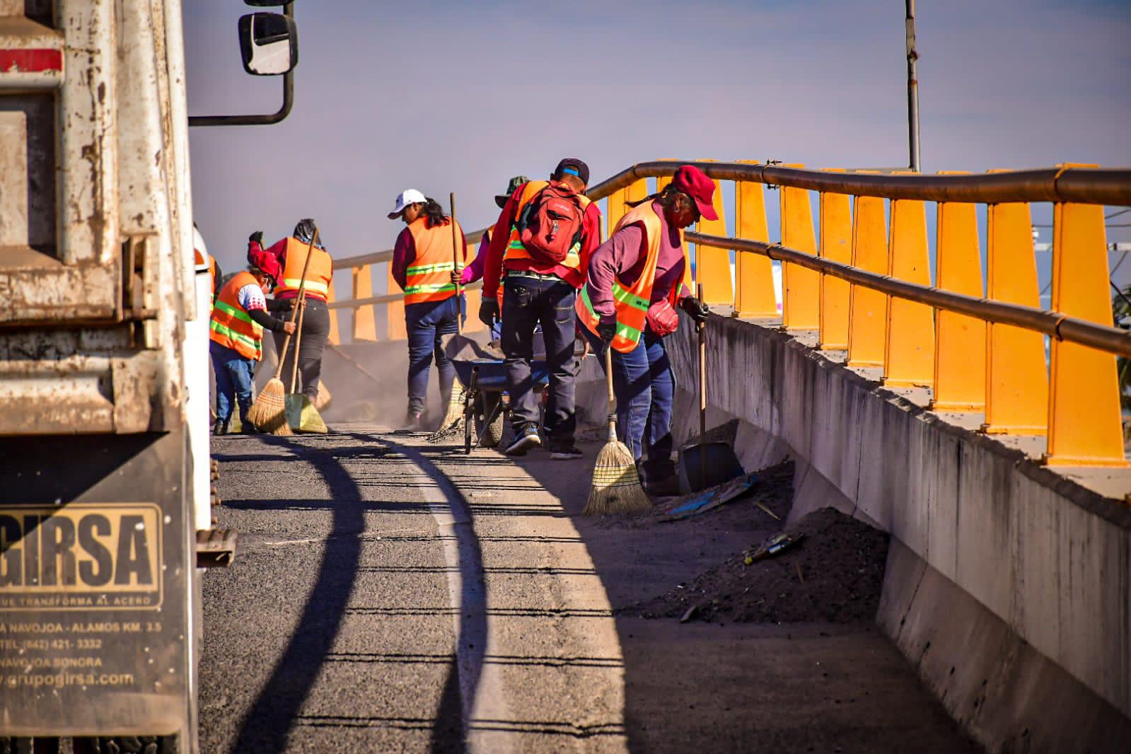 $!Le sacan ‘brillo’ a dos puentes vehiculares en Mazatlán