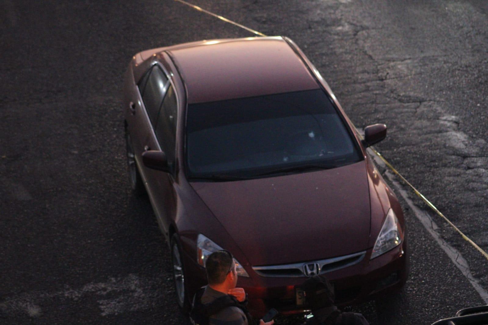 $!Balean a un Policía Municipal de Culiacán a bordo de su vehículo por el bulevar Pedro Infante