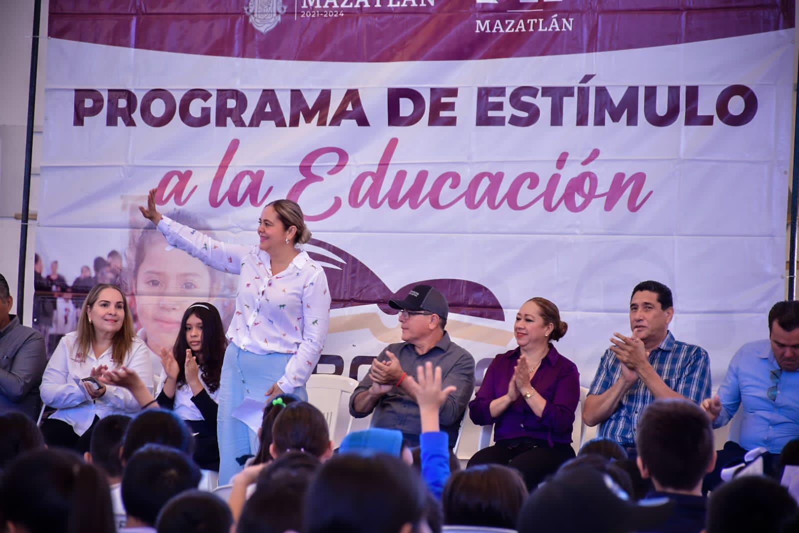 $!Entregan becas Probec a 2 mil 500 niñas y niños de primaria de Mazatlán