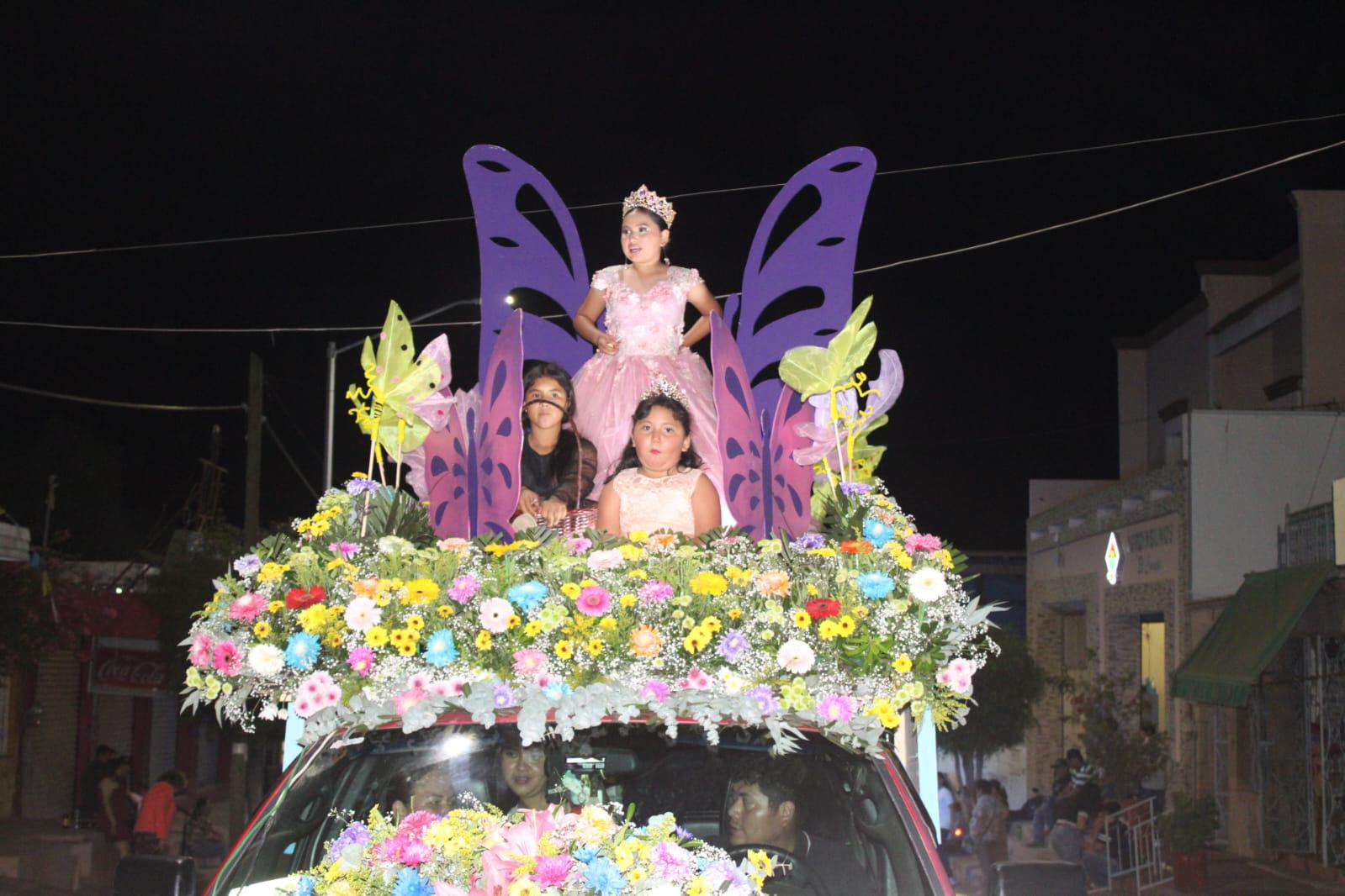 $!Chicos y grandes disfrutan del tradicional desfile de la Feria de la Primavera en Rosario