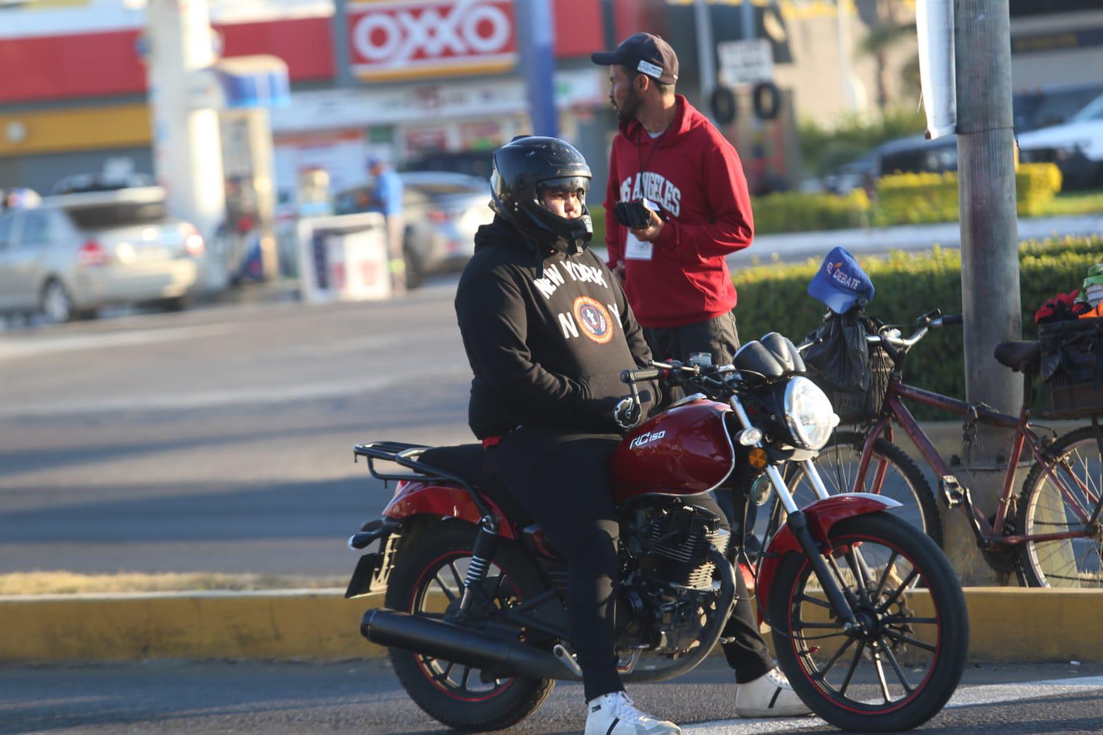 $!En el puerto de Mazatlán las personas se abrigan.