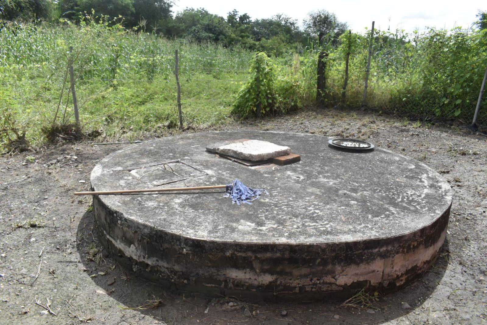 $!Madres de familia rescatan de entre el lodo la primaria de sus hijos cada vez que llueve, en Mocorito