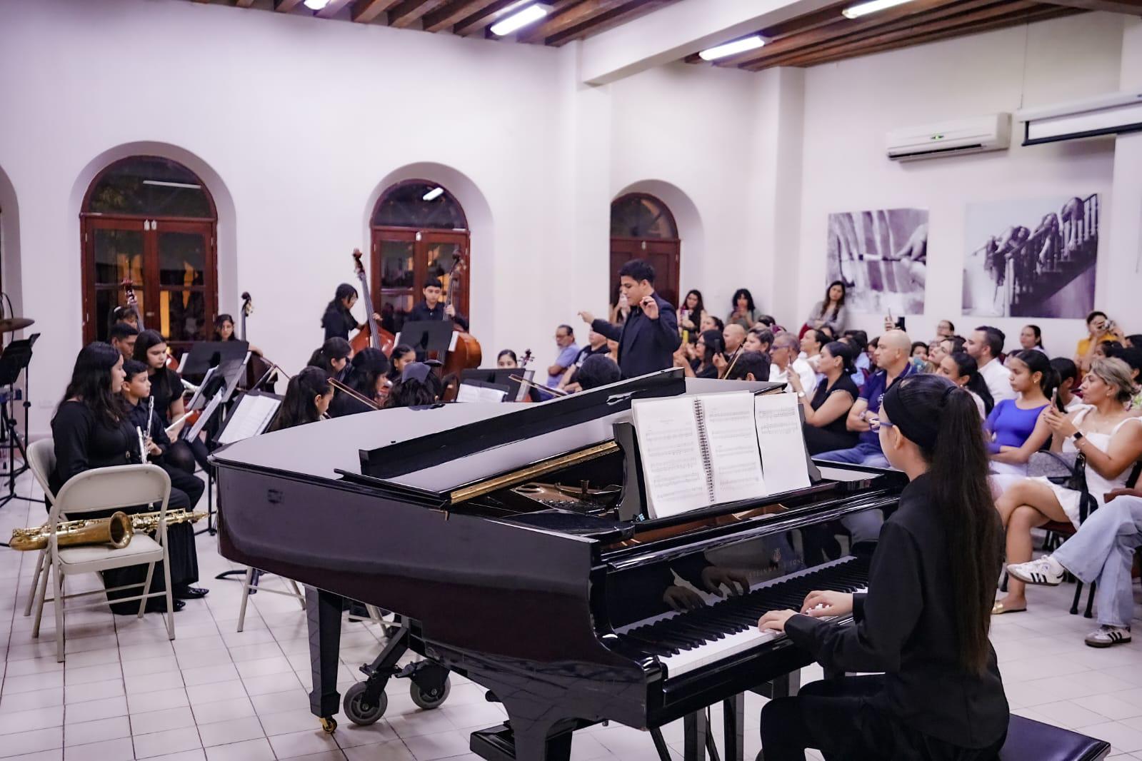 $!Los músicos tuvieron como público a los padres de familia.