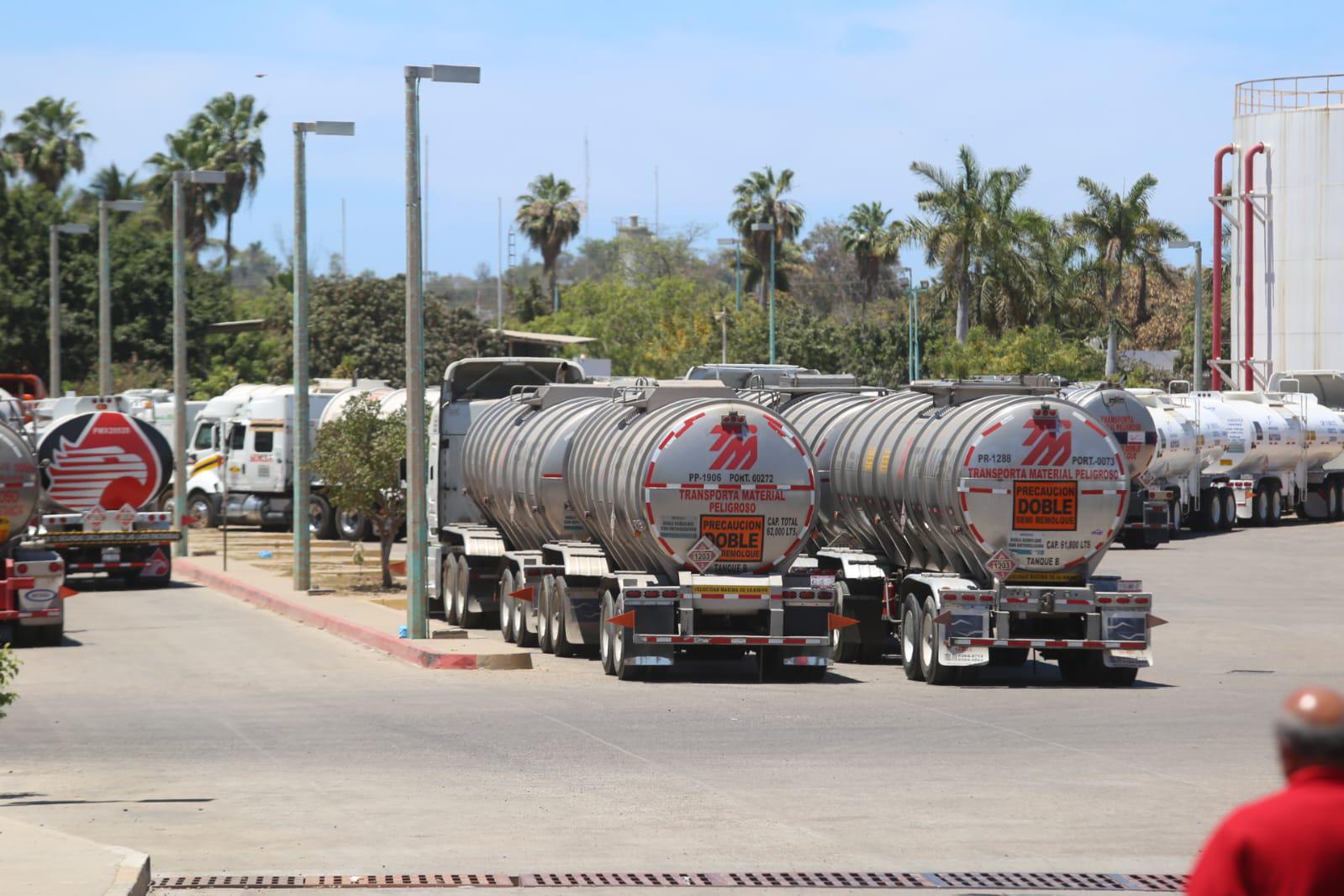 $!Transportan combustible de Mazatlán a Culiacán ante bloqueo de productores