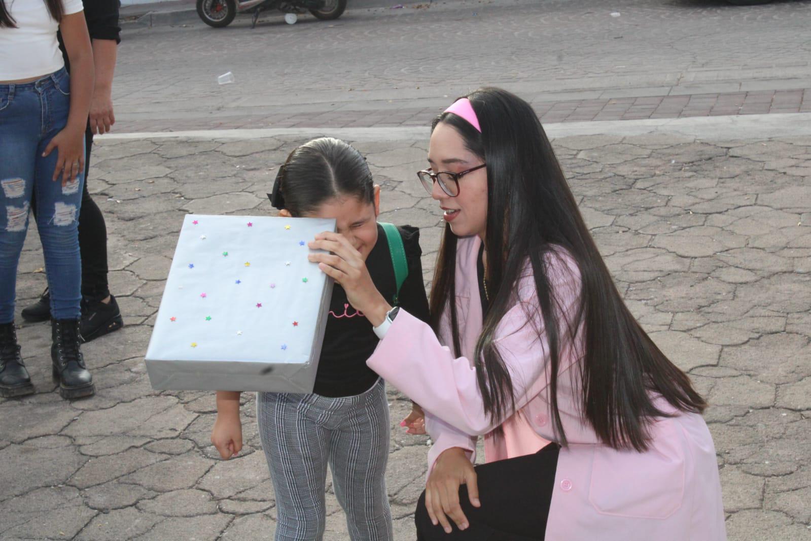 $!Divulgadora científica ofrece taller de creación de visor de eclipse a niños de Rosario