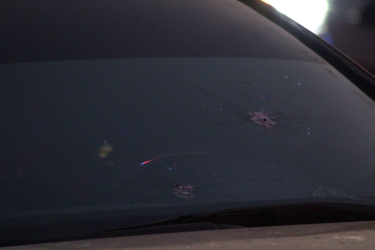 $!Balean a un Policía Municipal de Culiacán a bordo de su vehículo por el bulevar Pedro Infante