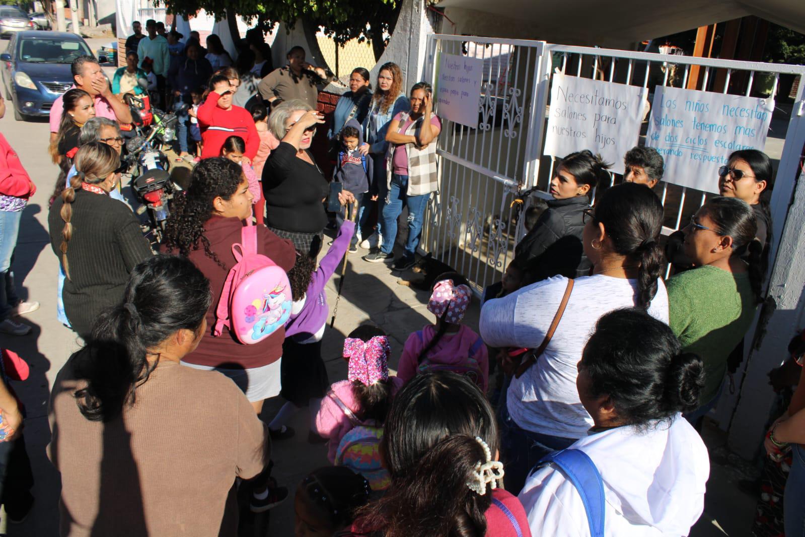 $!Bloquean padres de familia preescolar de Rosario en demanda de dos aulas