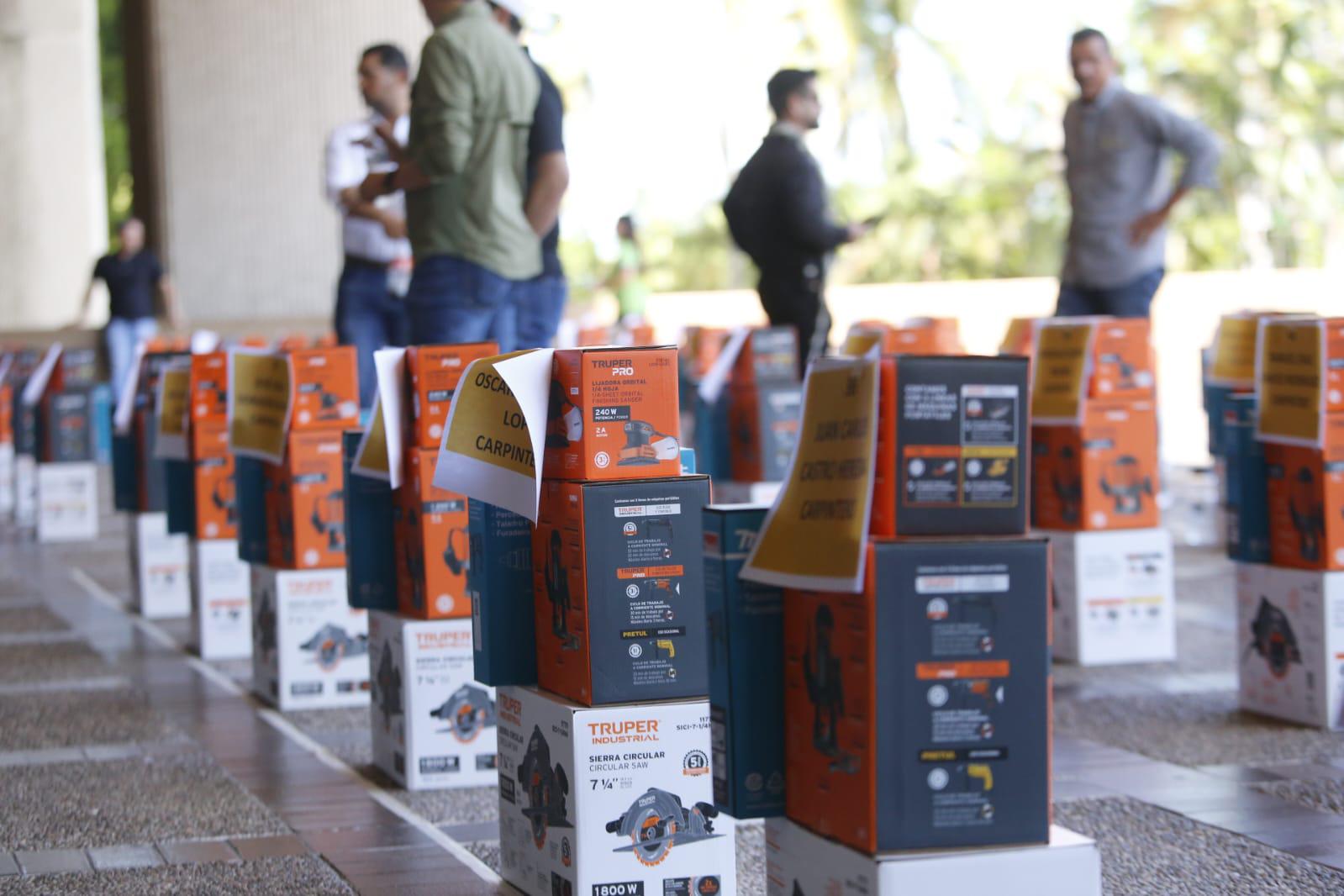 $!Gobierno de Sinaloa entrega más de un millón de pesos en equipo para oficios en Culiacán