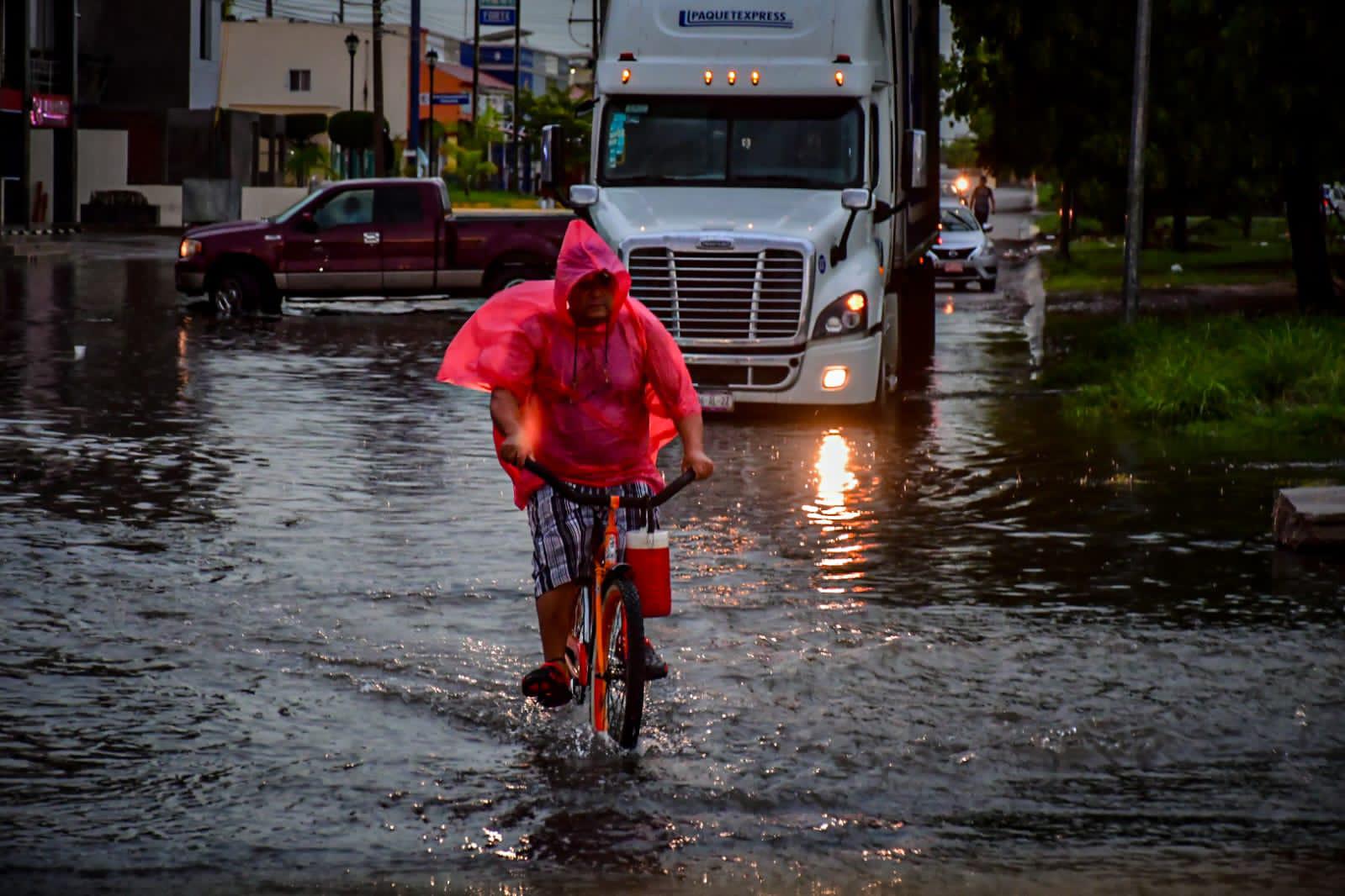 $!Por lluvias, algunas vialidades en Mazatlán fueron cerradas en la madrugada