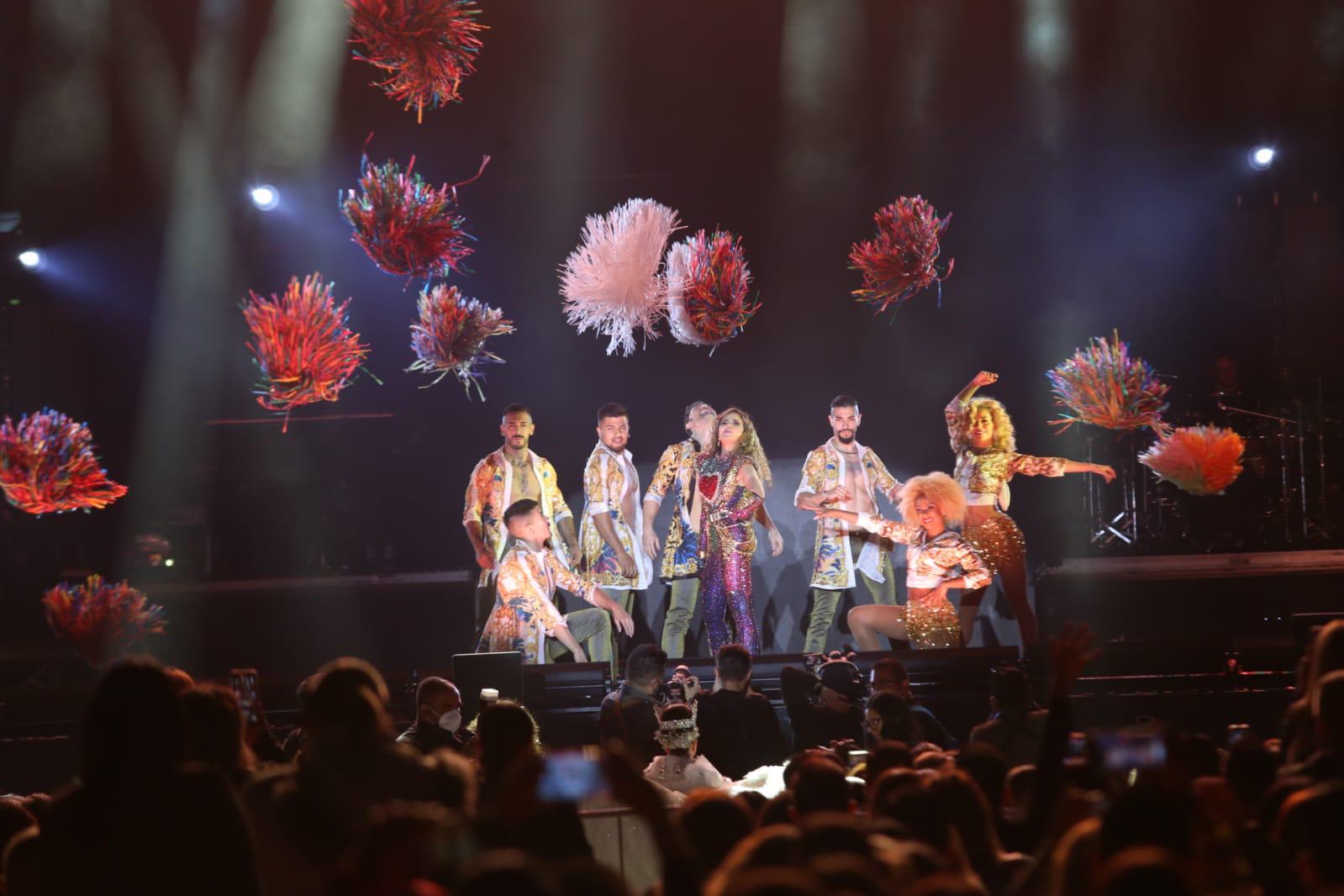 $!Gloria Trevi sube al escenario para amenizar la coronación de Scarleth I.