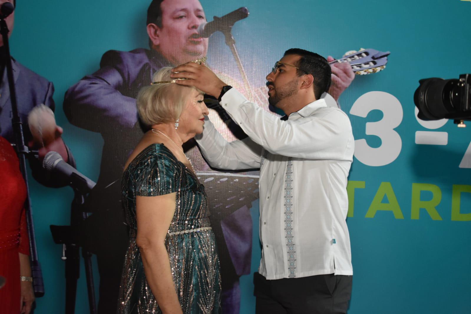 $!La Reina 2023, Virginia Navarro Castillo, recibe la corona.