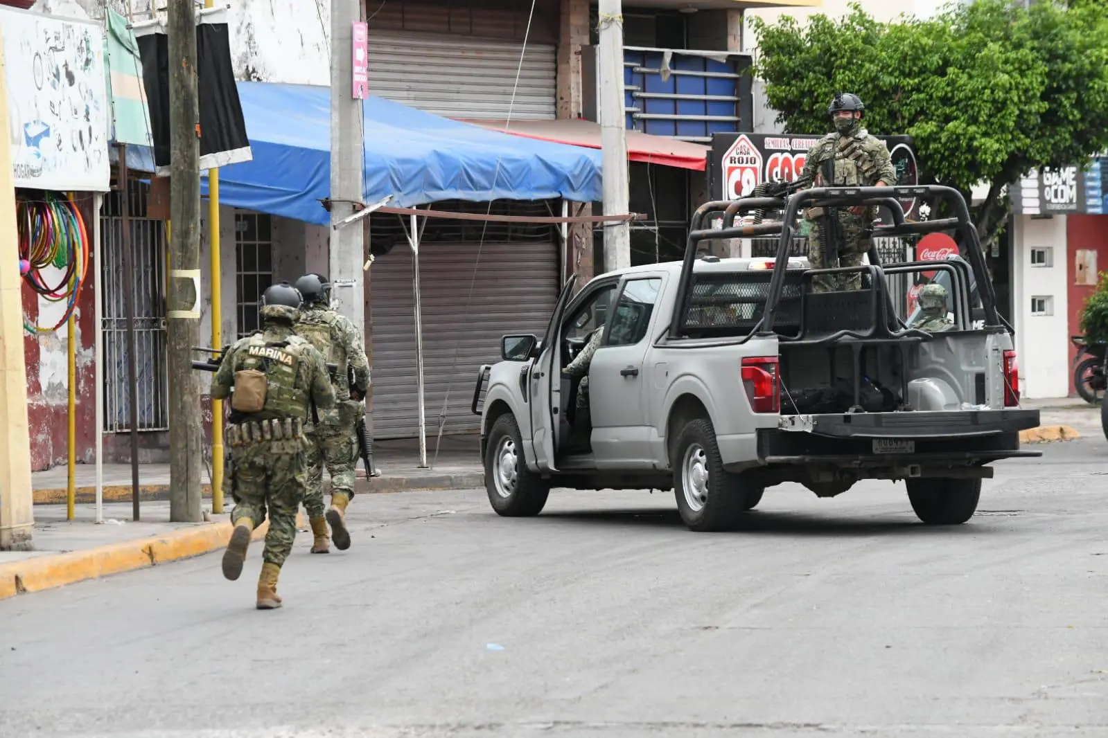 $!Provoca incidente entre Marinos y civiles armados cierre de comercios en el centro de Escuinapa