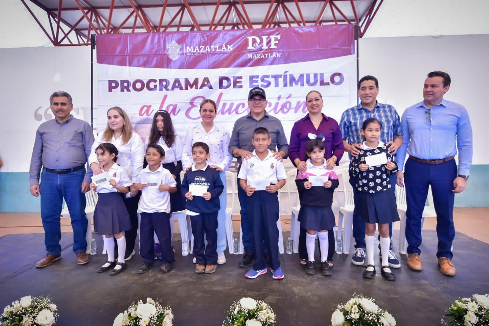 $!Entregan becas Probec a 2 mil 500 niñas y niños de primaria de Mazatlán