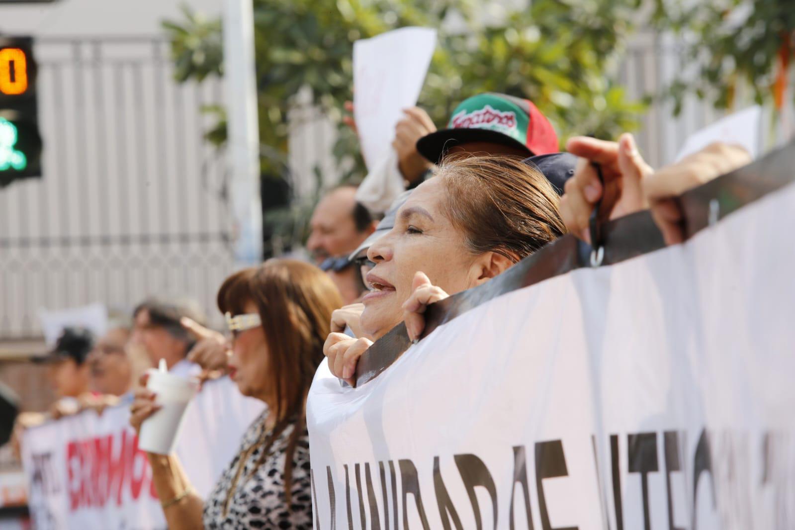 $!Trabajadores de la UAS protestan en plena víspera de Navidad para exigir auditoría forense y respeto