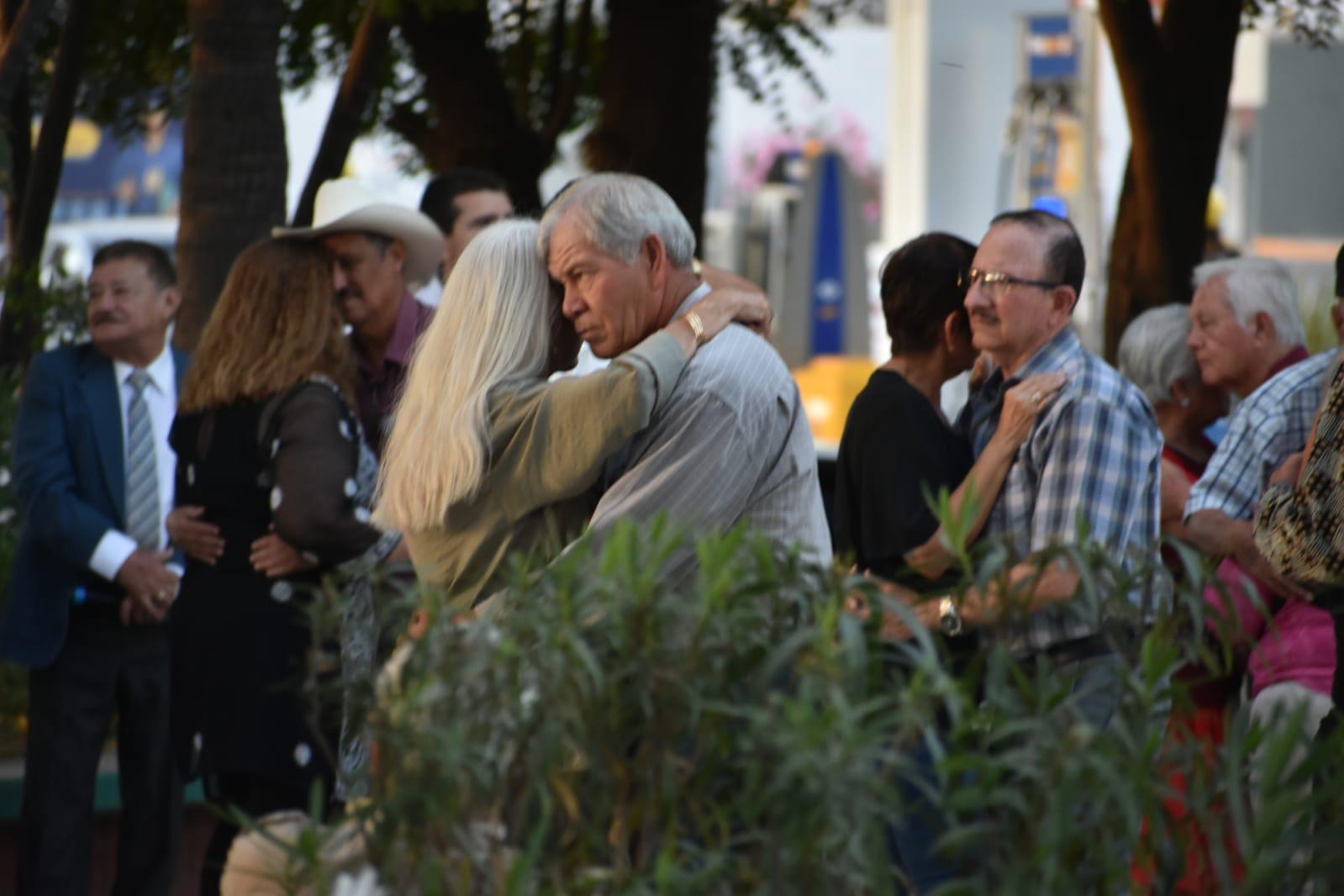 $!Parejas disfrutaron del baile.