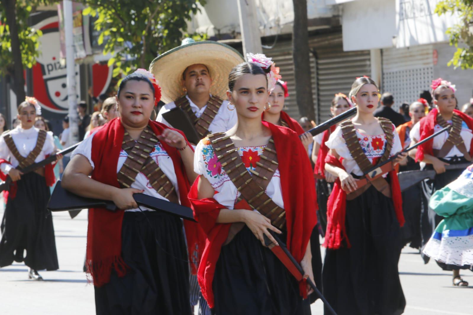 $!Charros, militares, adelitas y deportistas desfilan en conmemoración de la Revolución Mexicana, en Culiacán