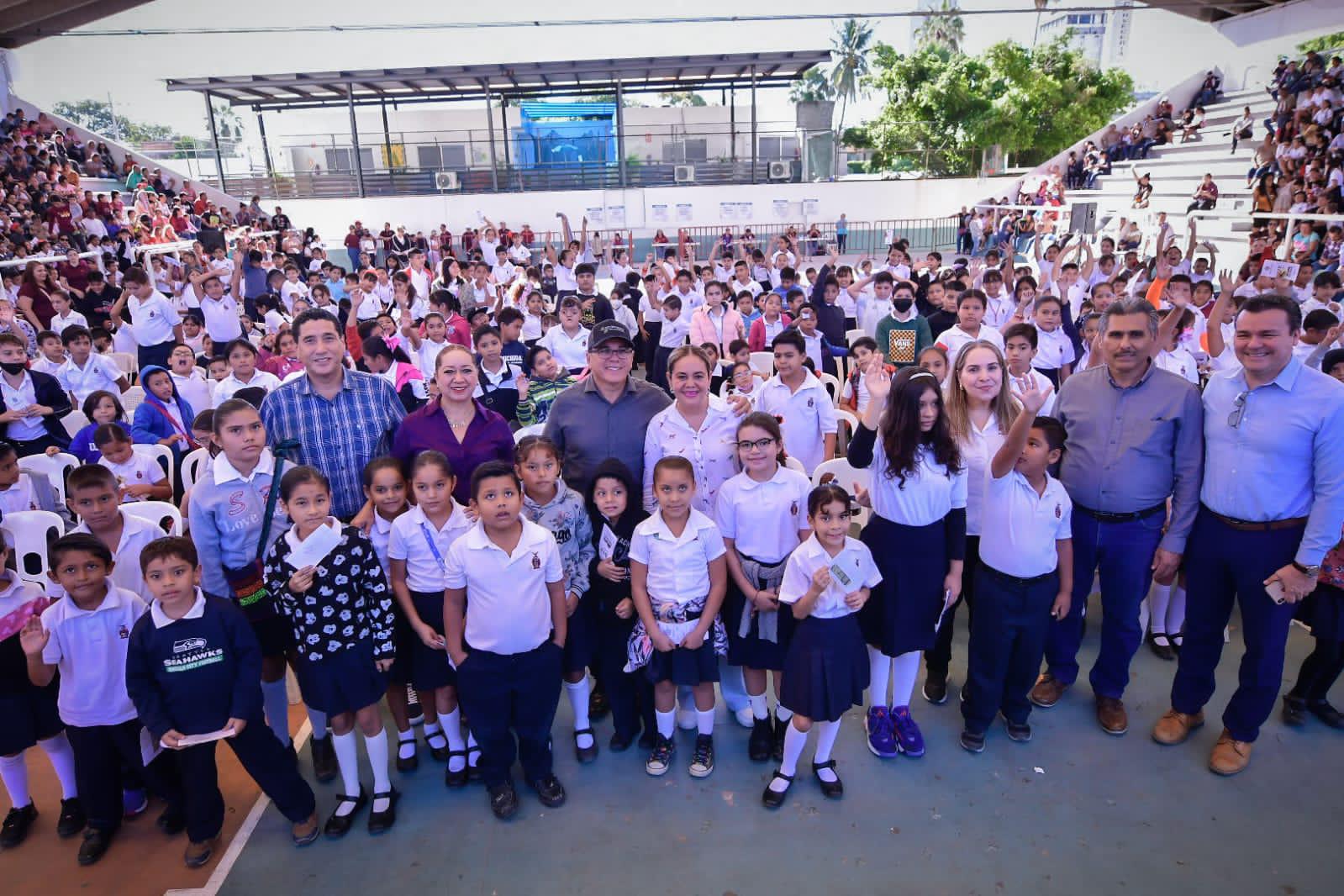 $!Entregan becas Probec a 2 mil 500 niñas y niños de primaria de Mazatlán