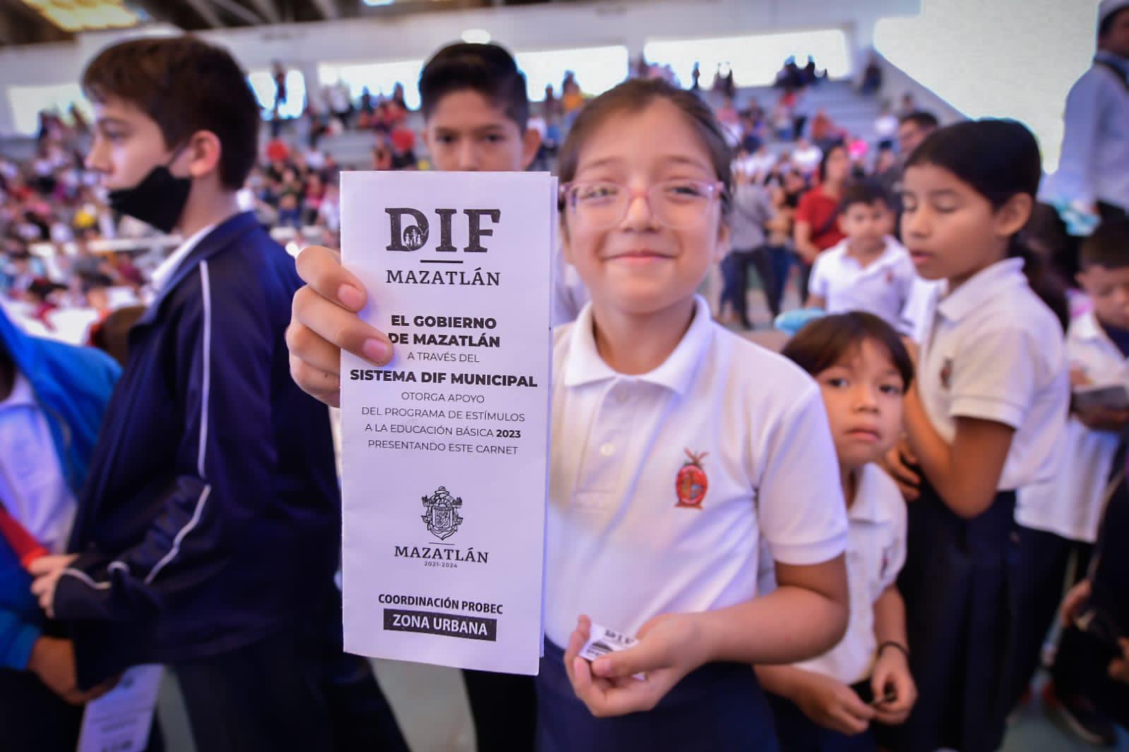 $!Entregan becas Probec a 2 mil 500 niñas y niños de primaria de Mazatlán