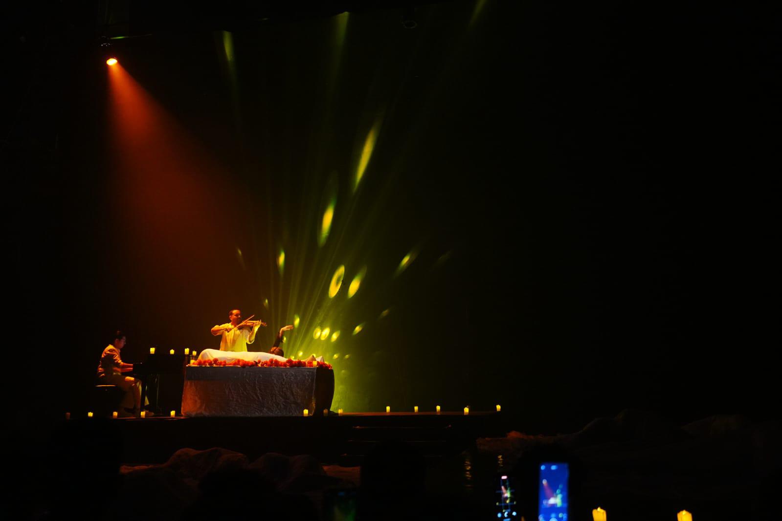 $!El pianista Juan Pablo García y el violinista Víctor Alonso Osuna acompañaron a los chicos de la Compañía de Ballet con su música.