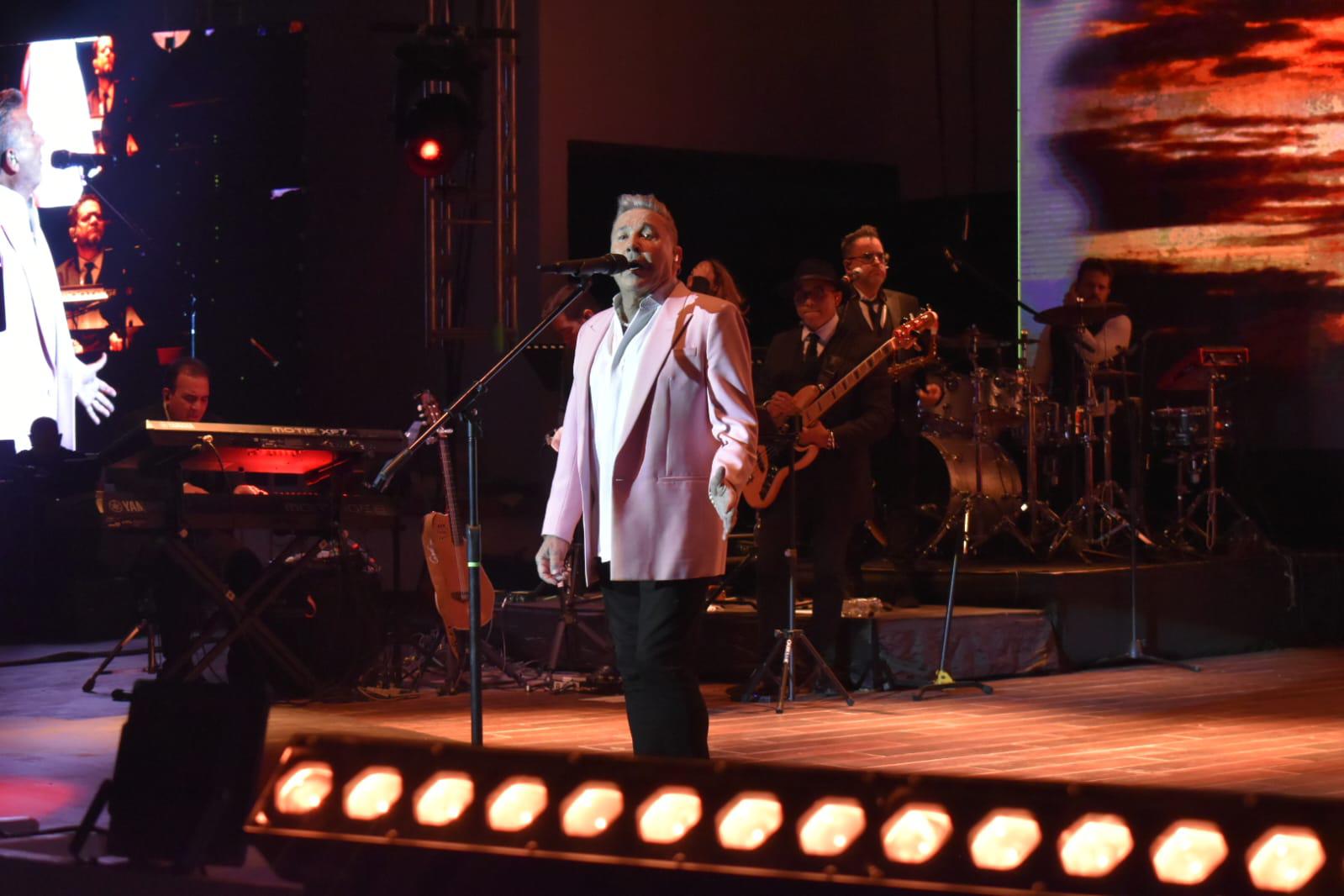 $!Montaner lleva a los sinaloenses a ‘la cima del cielo’, en su concierto