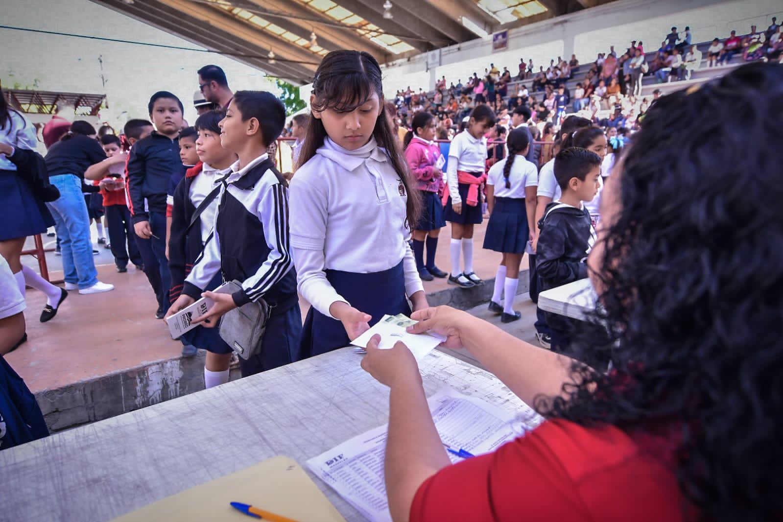 $!Entregan becas Probec a 2 mil 500 niñas y niños de primaria de Mazatlán