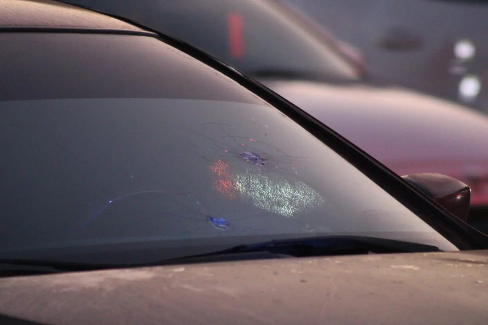 $!Balean a un Policía Municipal de Culiacán a bordo de su vehículo por el bulevar Pedro Infante