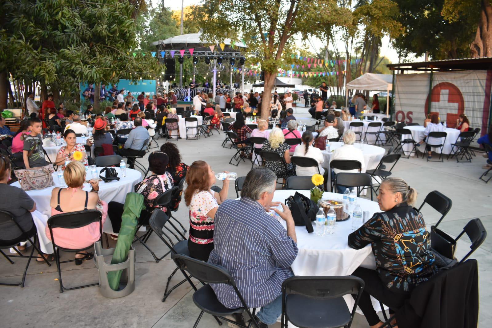 $!Decenas de familias disfrutaron del festejo.