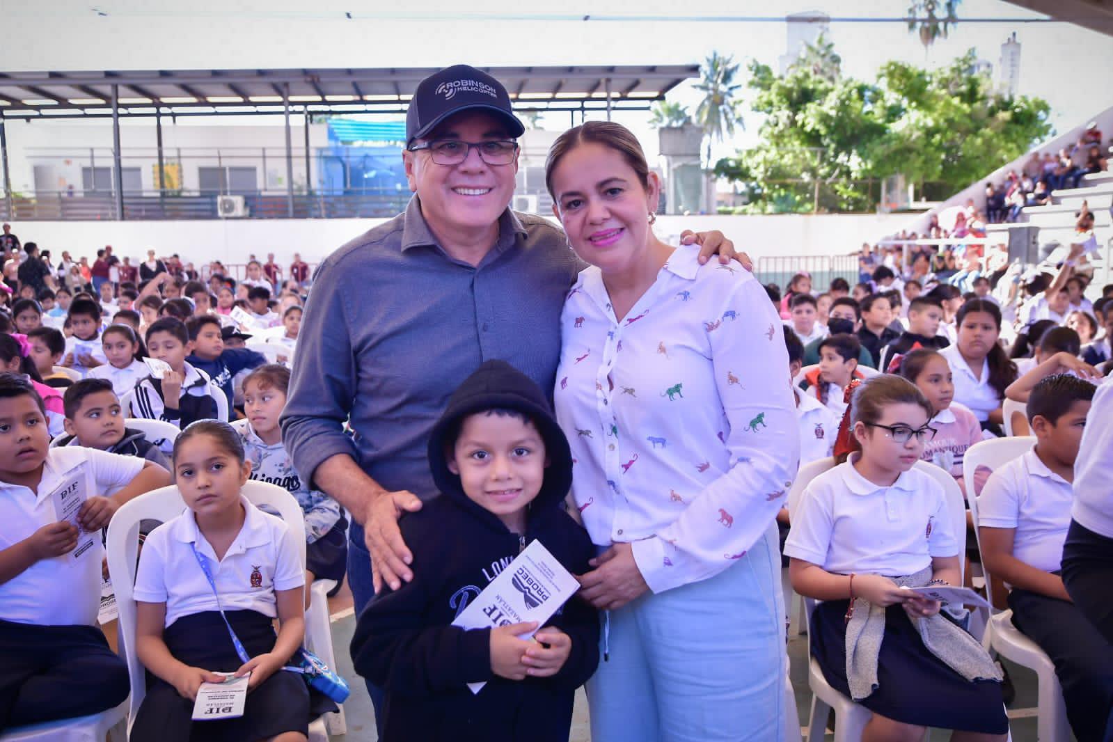 $!Entregan becas Probec a 2 mil 500 niñas y niños de primaria de Mazatlán